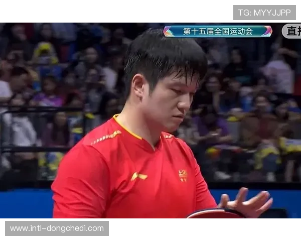 埃斯皮诺萨右摆拳击中赫盖太阳穴,对手双腿发软成卫冕赛转折点 埃斯皮诺萨右摆拳击中赫盖太阳穴,对手双腿发软成卫冕赛转折点