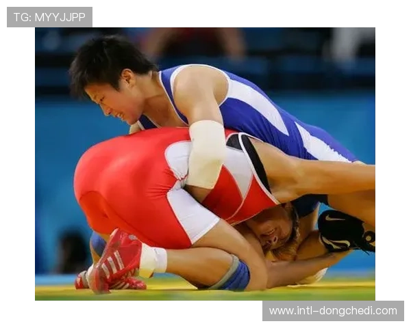 夺冠时刻：郑州小将王昊自由式决赛最后3秒抱摔逆转，教练冲入场相拥