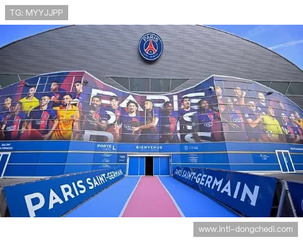 巴黎圣日耳曼新援德罗-费尔南德斯王子公园球场亮相仪式